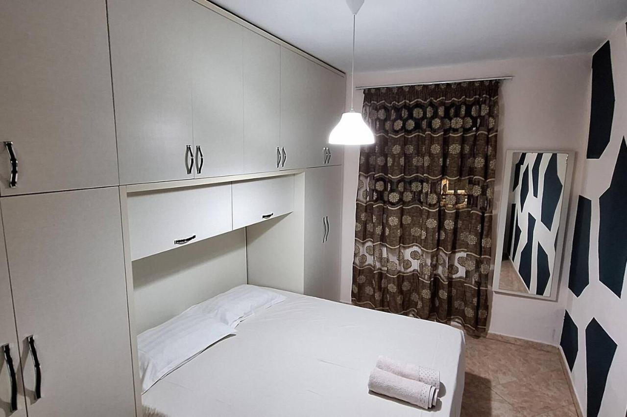 Promenade Apartment In City Centre Берат Екстериор снимка