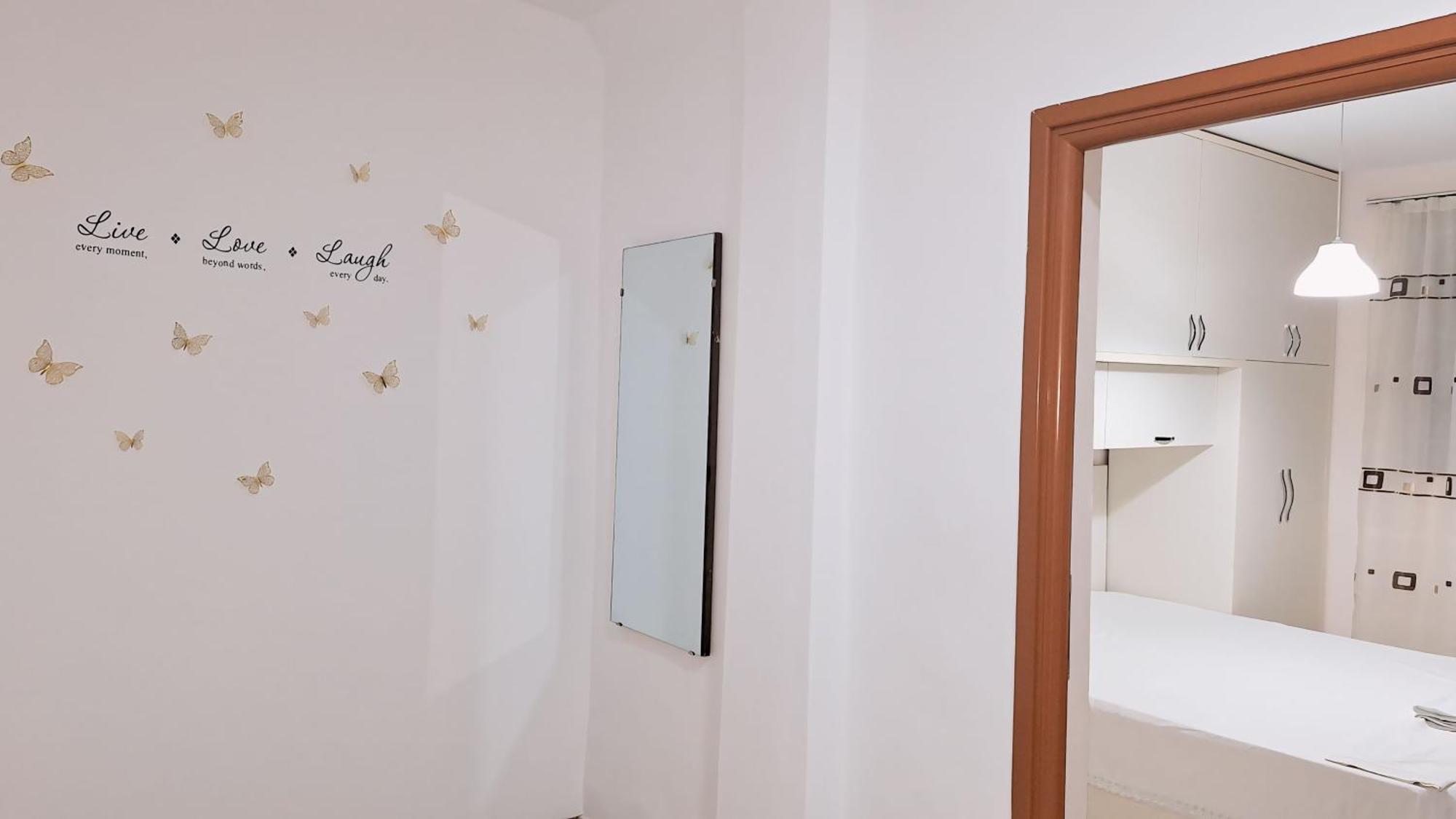 Promenade Apartment In City Centre Берат Екстериор снимка